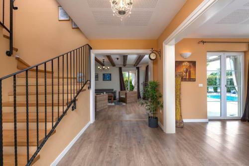 Spacious Holiday House / Pool / Jacuzzi / Playground / 6+2