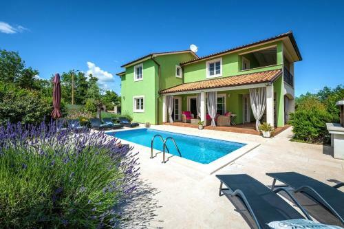 Spacious Holiday House / Pool / Jacuzzi / Playground / 6+2
