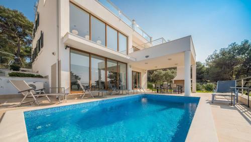 Extra Large Beachfront Luxury Villa