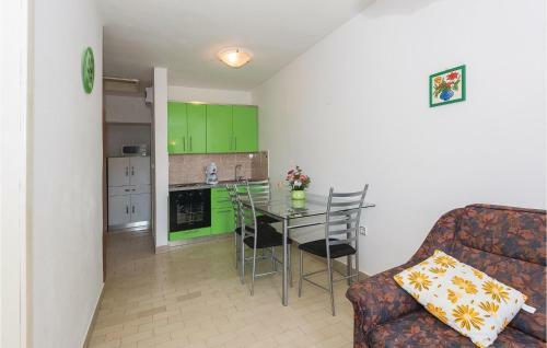 Two-bedroom Apartment In Rogoznica