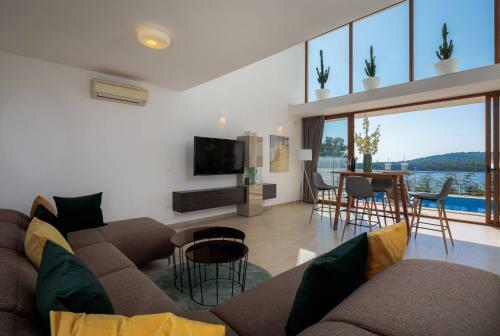 Seafront Luxury Private Villa With Hotel Service