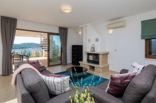 Seafront Luxury Private Villa With Hotel Service