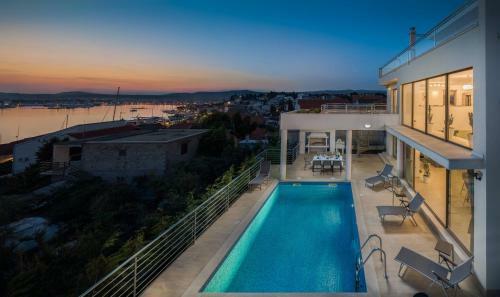 Seafront Luxury Private Villa With Hotel Service