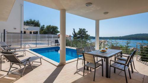 Seafront Luxury Private Villa With Hotel Service