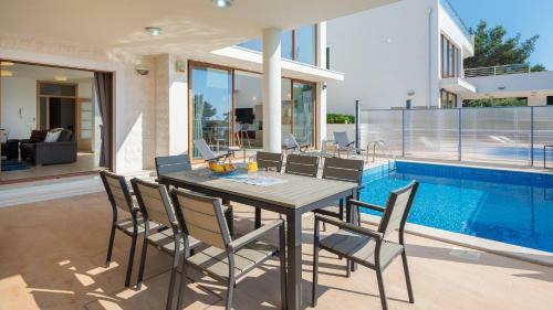 Seafront Luxury Private Villa With Hotel Service