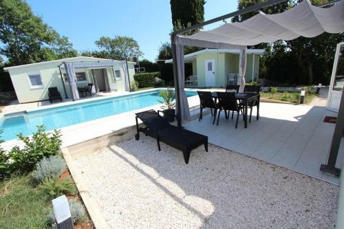 Apartments Donna With Swimming Pool