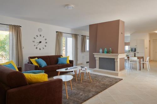 Rudina Villa Sleeps 10 With Pool Air Con And Wifi
