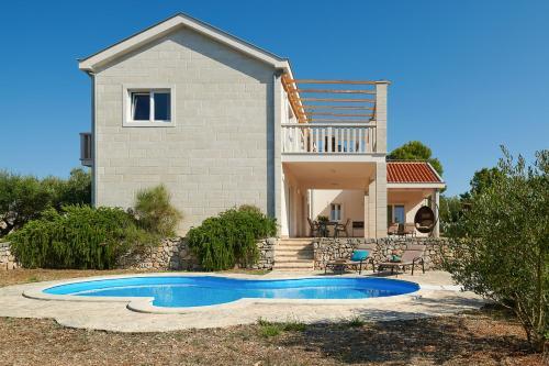 Rudina Villa Sleeps 10 With Pool Air Con And Wifi