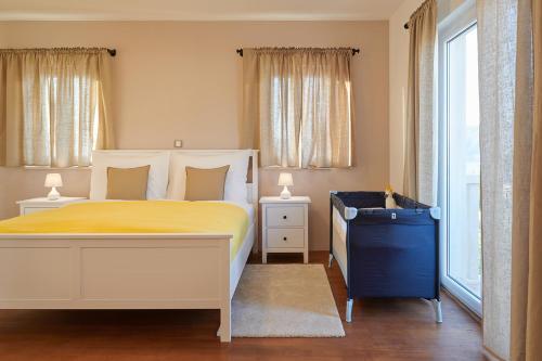 Rudina Villa Sleeps 10 With Pool Air Con And Wifi