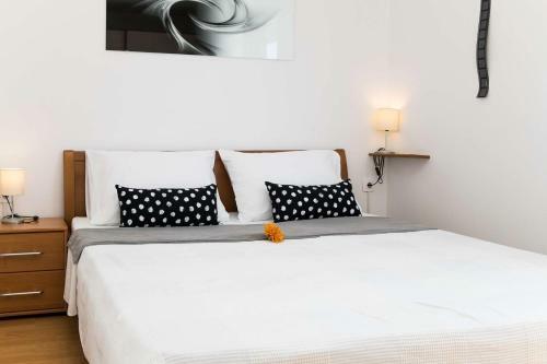 Apartamentos Rebic Selce With Sea View