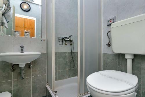 Hostal Rooms Ana - 5 M From Beach