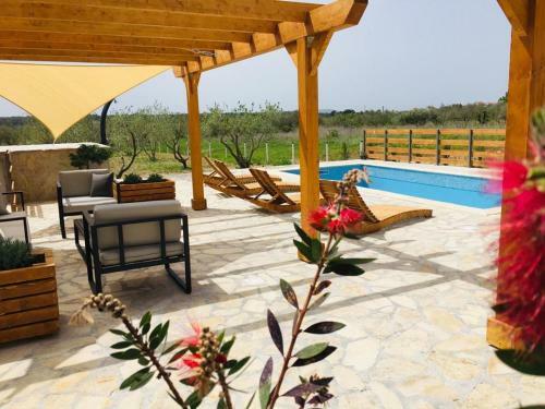 Holiday Home With Pool Tare