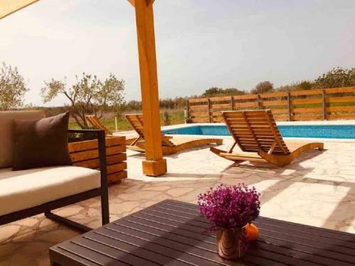 Holiday Home With Pool Tare