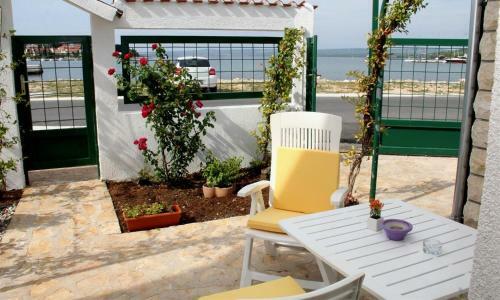 Apartments Ton-30m From Sea