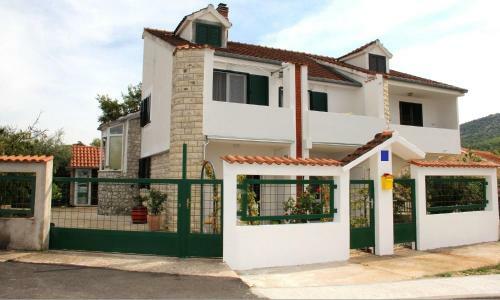 Apartments Ton-30m From Sea