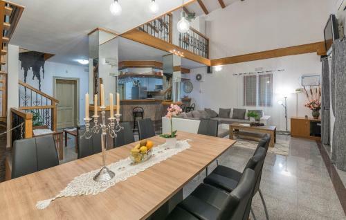 Spacious Villa Perkovic With Private Pool And Jacuzzi