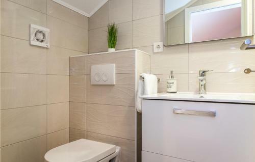 Amazing Home In Siveric W/ Jacuzzi, Sauna And Wifi