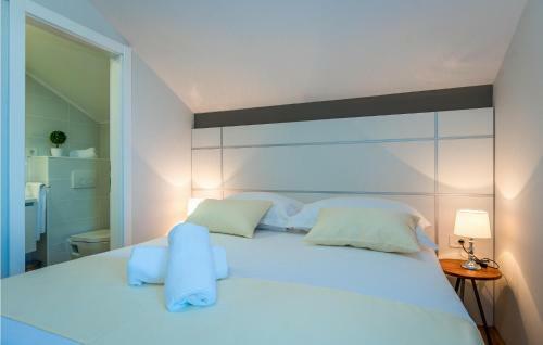 Amazing Home In Siveric W/ Jacuzzi, Sauna And Wifi