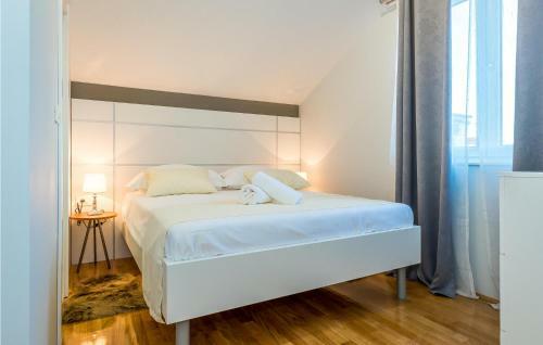 Amazing Home In Siveric W/ Jacuzzi, Sauna And Wifi