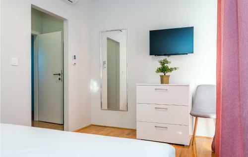 Amazing Home In Siveric W/ Jacuzzi, Sauna And Wifi