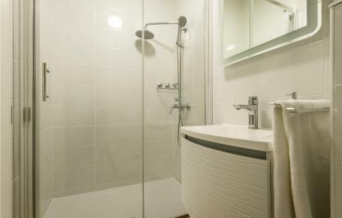 Amazing Home In Siveric W/ Jacuzzi, Sauna And Wifi