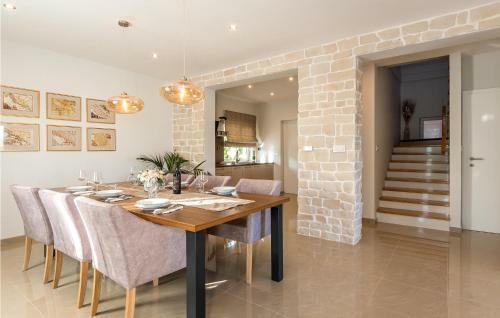Amazing Home In Siveric W/ Jacuzzi, Sauna And Wifi