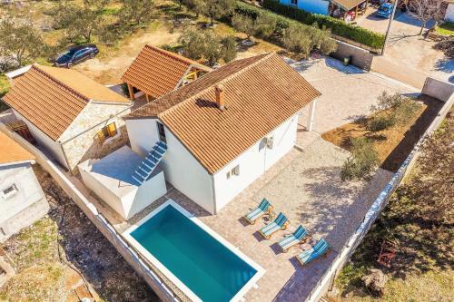 Holiday Home With Pool Barba