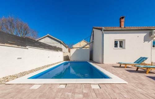 Holiday Home With Pool Barba