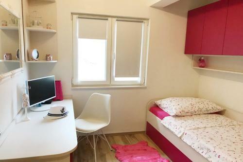 Three Bedroom Apartment With Pool Stiv