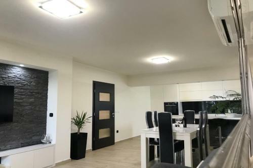 Three Bedroom Apartment With Pool Stiv