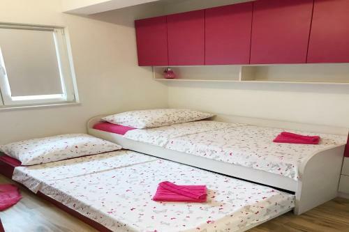 Three Bedroom Apartment With Pool Stiv