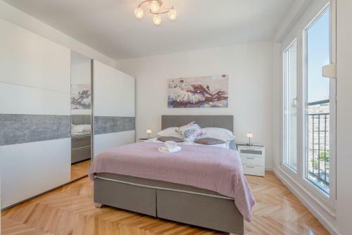 Lct Grey Panoramic Apartment