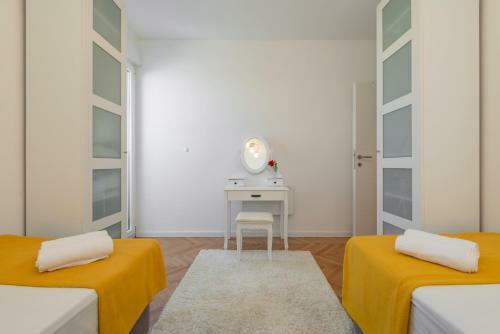 Lct Grey Panoramic Apartment