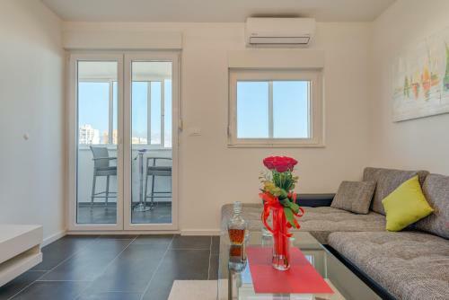 Lct Grey Panoramic Apartment