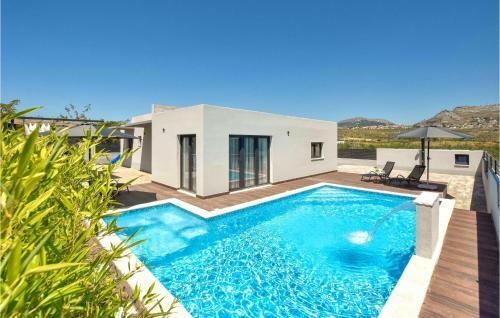 Stunning Home In Split W/ Jacuzzi, Wifi And 4 Bedrooms