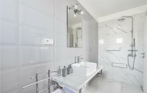 Stunning Home In Split W/ Jacuzzi, Wifi And 4 Bedrooms