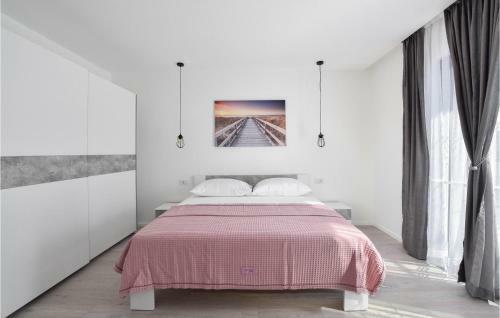 Stunning Home In Split W/ Jacuzzi, Wifi And 4 Bedrooms