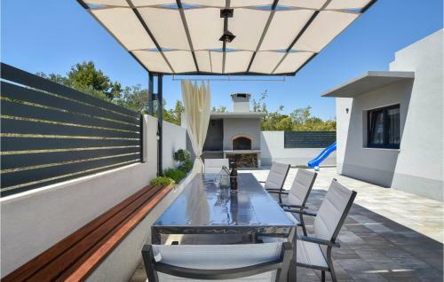 Stunning Home In Split W/ Jacuzzi, Wifi And 4 Bedrooms