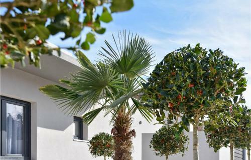 Stunning Home In Split W/ Jacuzzi, Wifi And 4 Bedrooms
