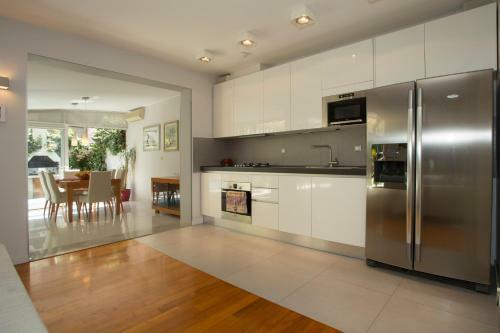 Deluxe Apartment Lea With Large Garden