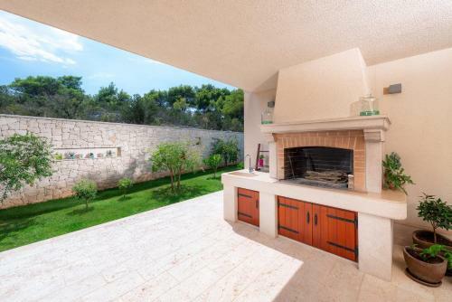 Splitska Villa Sleeps 8 Pool Air Con Wifi