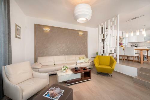 Splitska Villa Sleeps 8 Pool Air Con Wifi