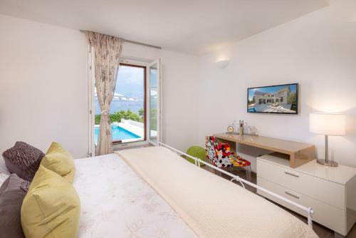 Splitska Villa Sleeps 8 Pool Air Con Wifi