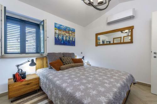 Splitska Villa Sleeps 6 With Pool And Wifi