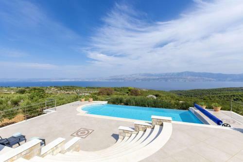 Splitska Villa Sleeps 6 With Pool And Wifi