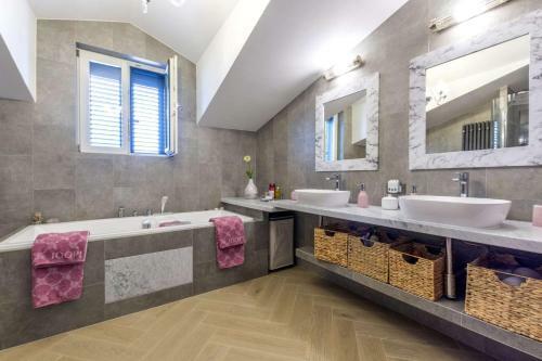 Splitska Villa Sleeps 6 With Pool And Wifi