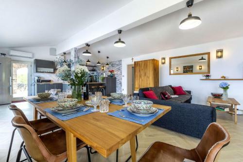 Splitska Villa Sleeps 6 With Pool And Wifi
