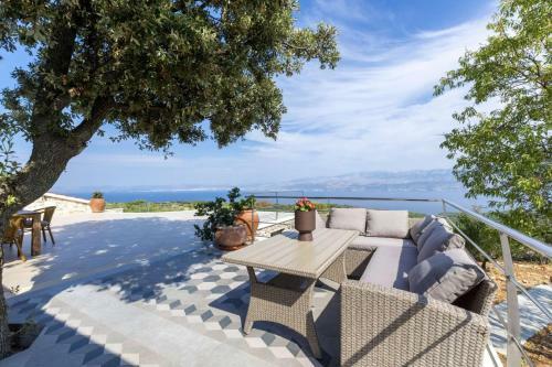 Splitska Villa Sleeps 6 With Pool And Wifi