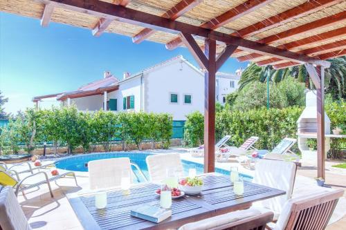 Stari Grad Villa Sleeps 8 With Pool Air Con And Wifi
