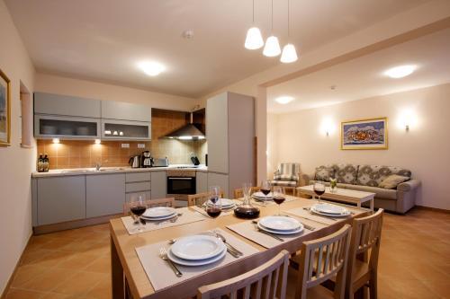 Stari Grad Villa Sleeps 8 With Pool Air Con And Wifi